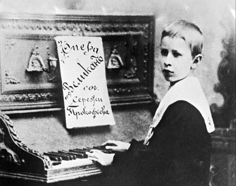 Фотография Сергея Прокофьева в детстве за фортепиано